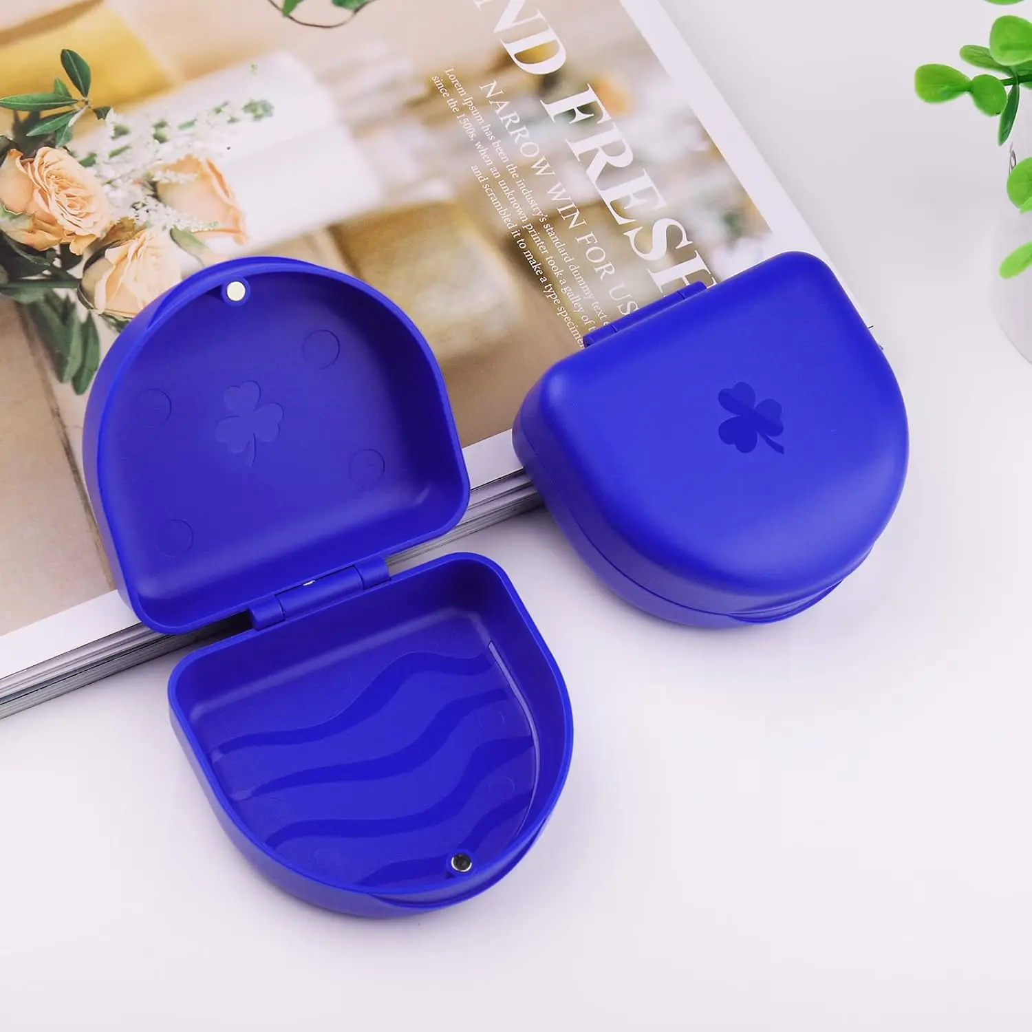 Dark blue ARGOMAX aligner case with magnetic clasp, a slim and hygienic container for safely storing orthodontic aligners or retainers, protecting them from damage and unsanitary conditions.