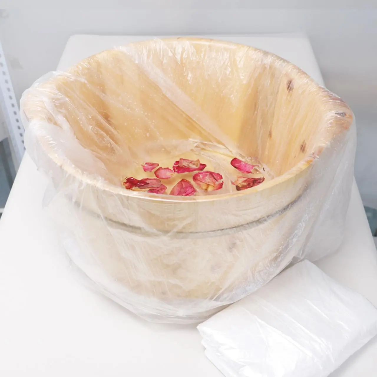 Transparent disposable pedicure liners are thick, waterproof, and leakproof, providing a comfortable and hygienic foot spa experience at home or in a salon.