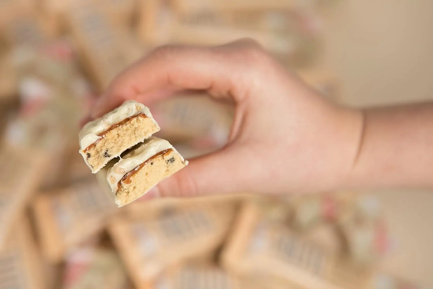 A box of FULFIL protein bars in white chocolate and cookie dough flavour, offering 20g of protein, 9 multivitamins and low sugar.