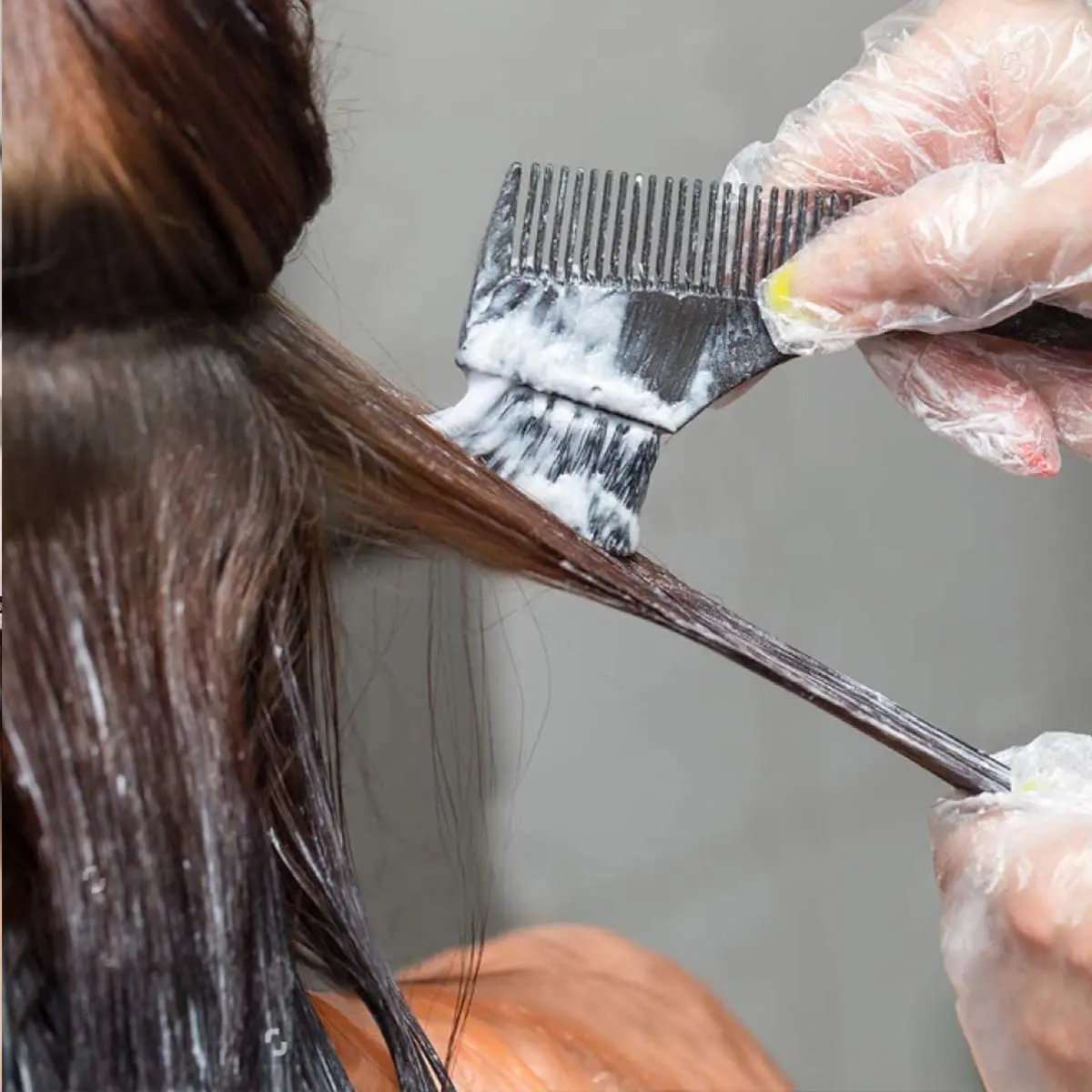 This five-piece hair dye kit includes a bowl, brushes, ear covers, and a dual-head brush for easy and clean hair coloring at home or in the salon.