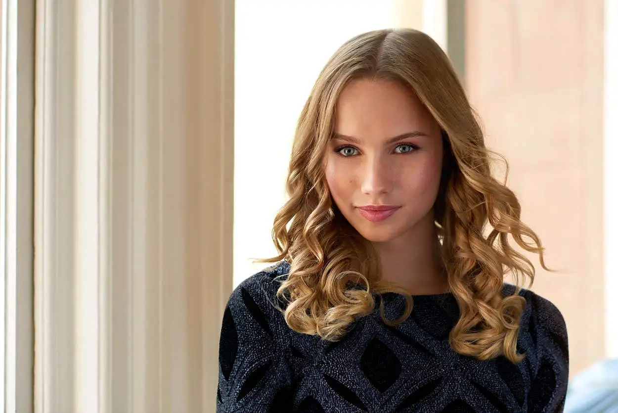 This is the Philips StyleCare Essential hair curler with a 16mm barrel and protective ceramic coating for creating bouncy curls on all hair types.