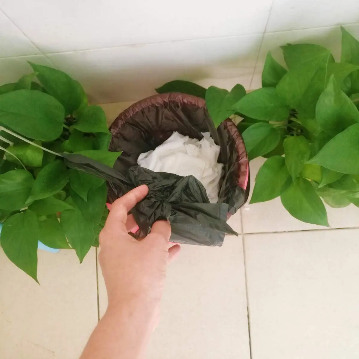 These black KRIZJUES sanitary disposal bags with handles are made of high-quality HDPE material, perfect for discreetly disposing of sanitary napkins, tampons, or other small waste items at home, the office, or while traveling.