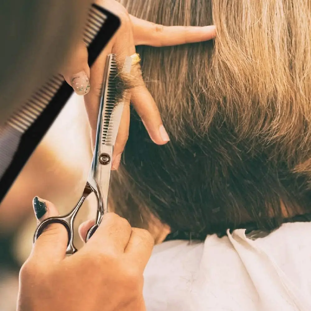 Close-up of 6.7 inch professional hair thinning shears made of 4CR stainless steel, showing the fine adjustment screw and teeth.