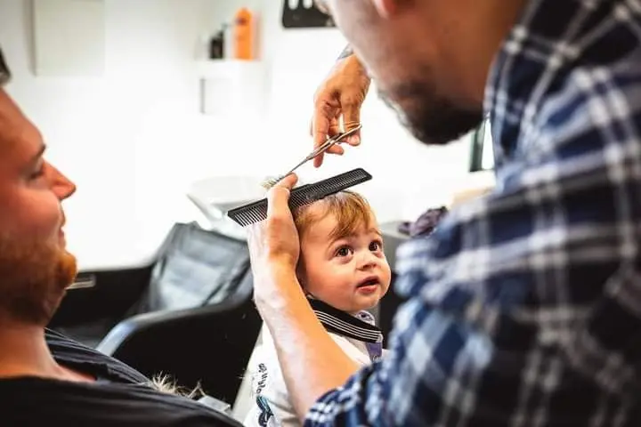 These UEN professional 7-inch hair cutting scissors are crafted from durable stainless steel with razor edges for smooth, precise haircuts at home or in the salon for women, men, and kids.