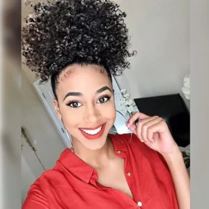 This high puff afro ponytail drawstring extension features short, kinky curly synthetic hair for an easy and fashionable updo.
