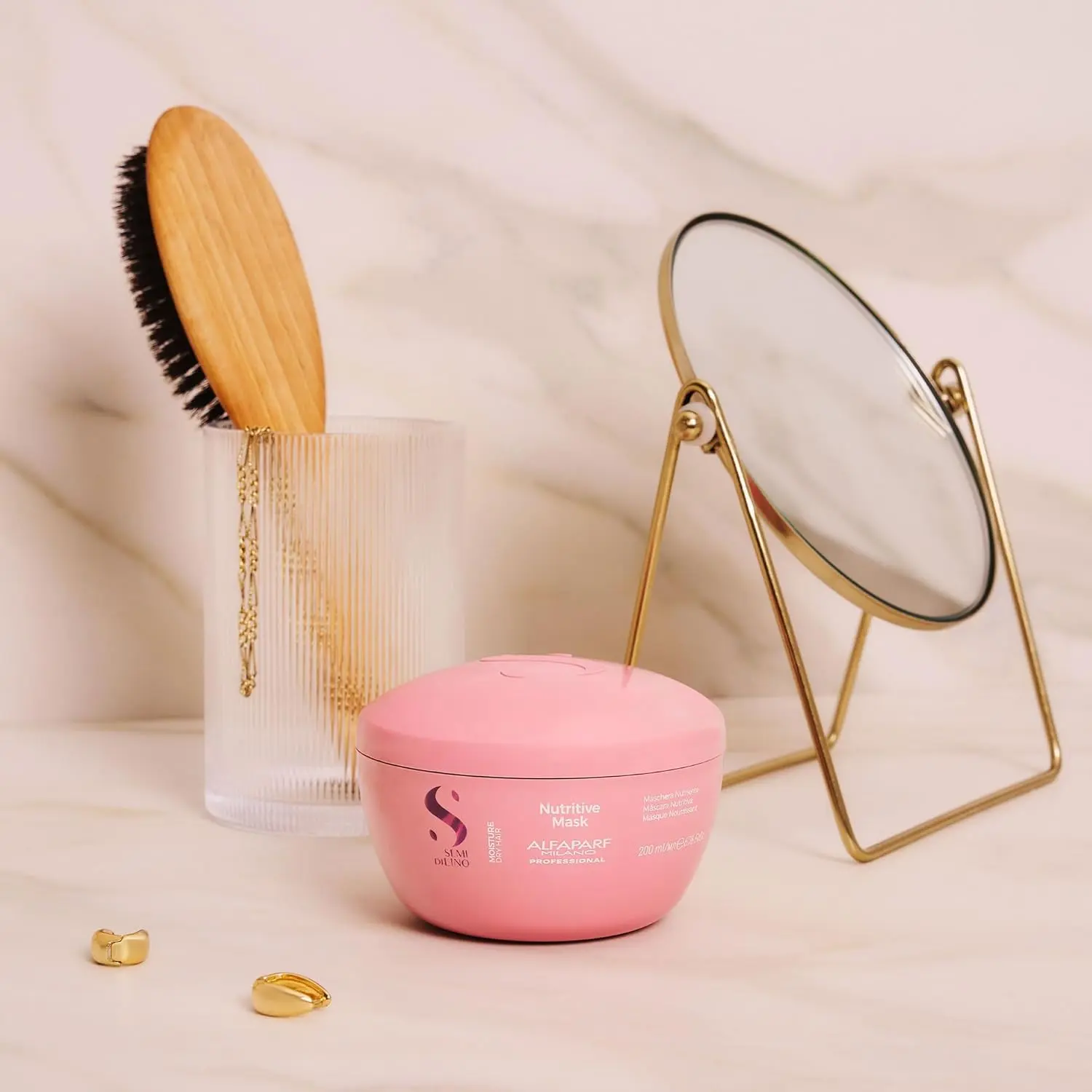 Alfaparf Milano Semi Di Lino Moisture Nutritive Mask is an intensive anti-dryness treatment that moisturizes, nourishes, and strengthens dry, damaged hair.