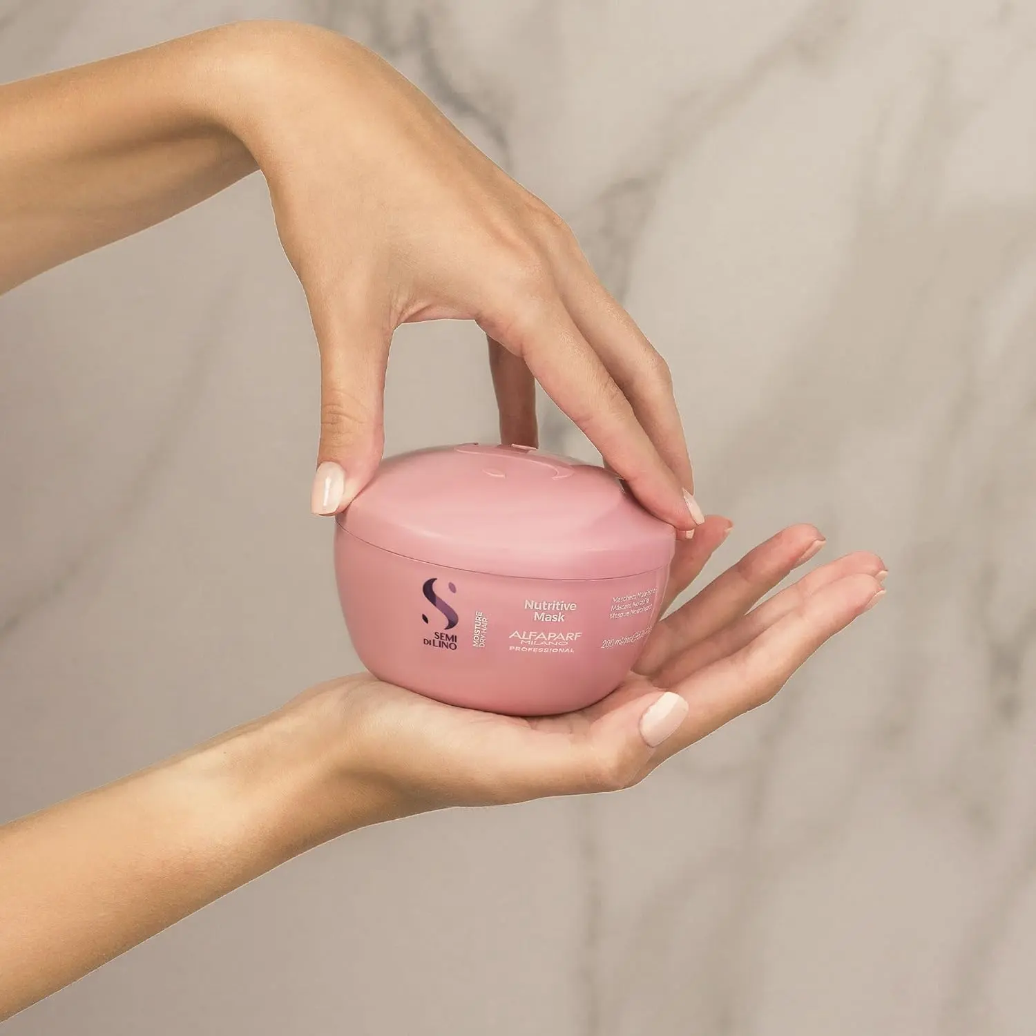 Alfaparf Milano Semi Di Lino Moisture Nutritive Mask is an intensive anti-dryness treatment that moisturizes, nourishes, and strengthens dry, damaged hair.