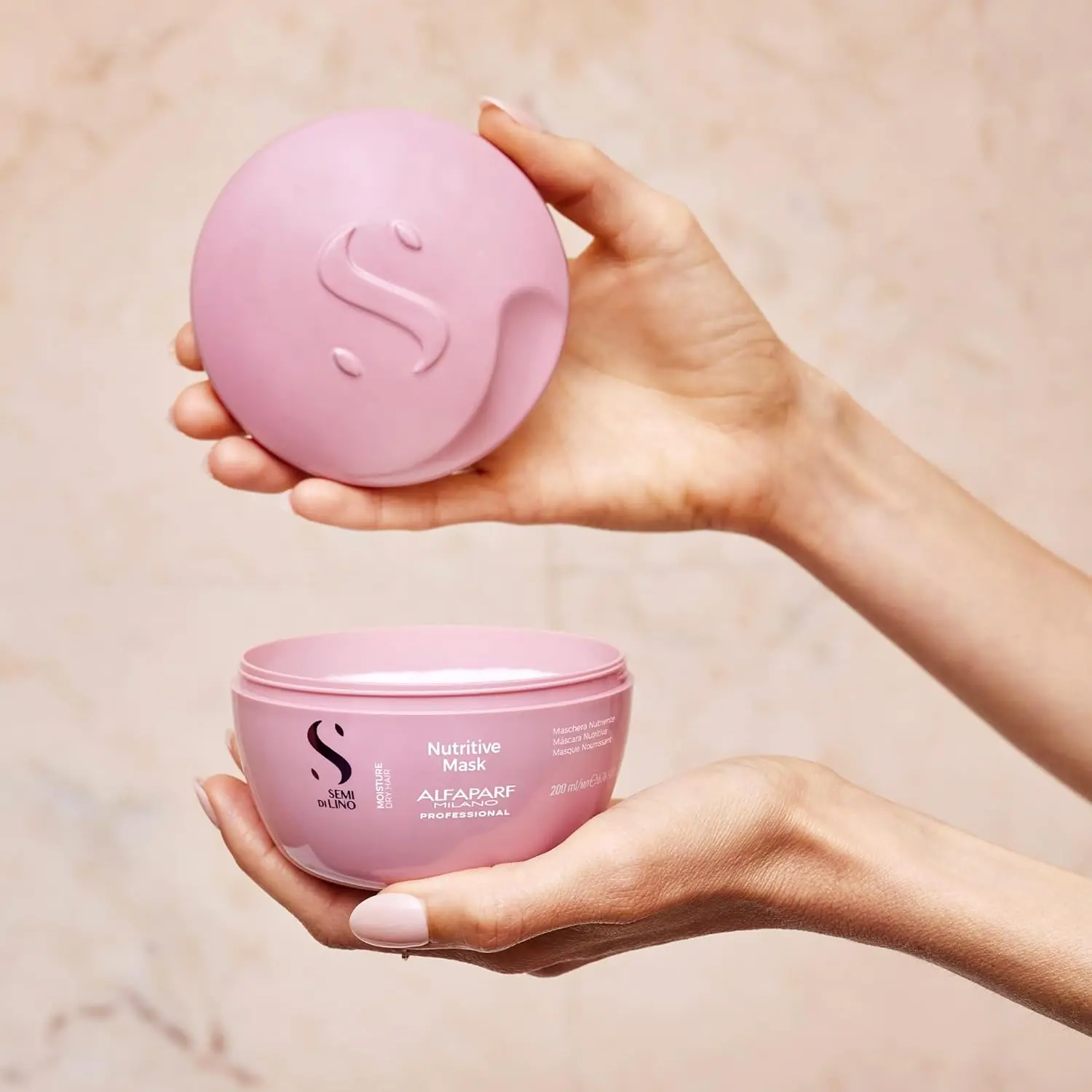 Alfaparf Milano Semi Di Lino Moisture Nutritive Mask is an intensive anti-dryness treatment that moisturizes, nourishes, and strengthens dry, damaged hair.