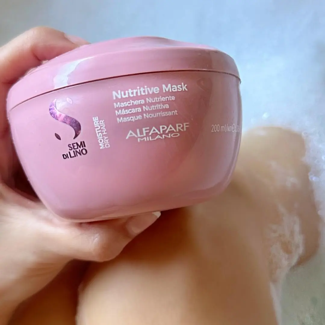 Alfaparf Milano Semi Di Lino Moisture Nutritive Mask is an intensive anti-dryness treatment that moisturizes, nourishes, and strengthens dry, damaged hair.