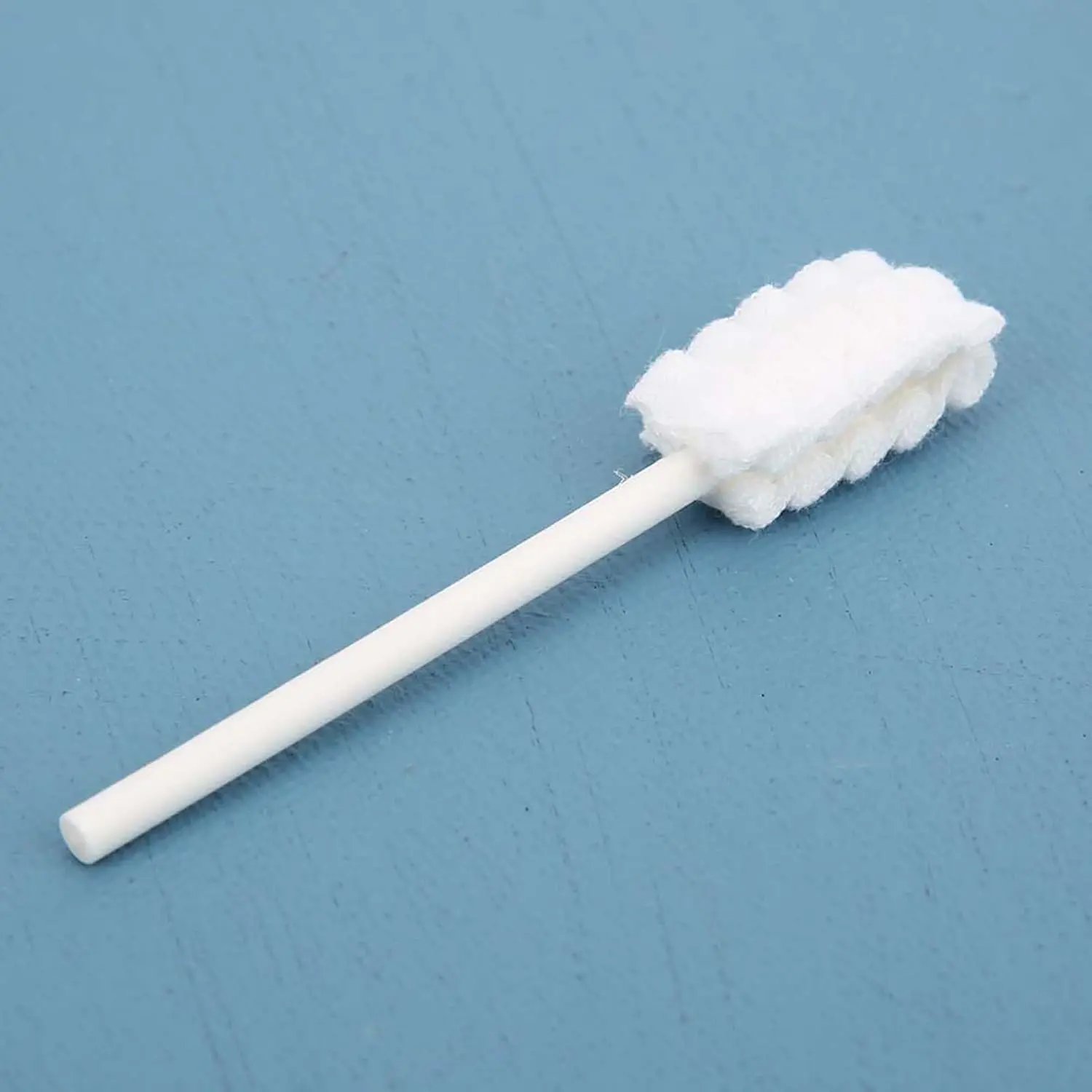 This baby oral cleaner features a pure cotton, wavy brush head designed to gently and effectively clean a baby's delicate mouth, promoting early oral health habits for infants aged 0-3 years with its eco-friendly paper shaft handle.