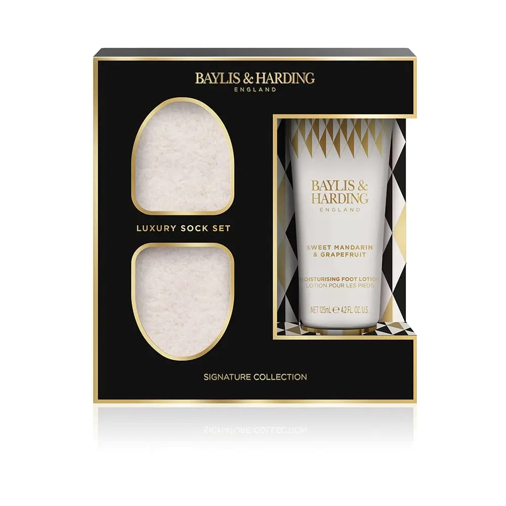 This Baylis & Harding Sweet Mandarin & Grapefruit vegan gift set includes luxury hand and body toiletries and a body polisher, all beautifully packaged in recyclable plastic-free packaging.