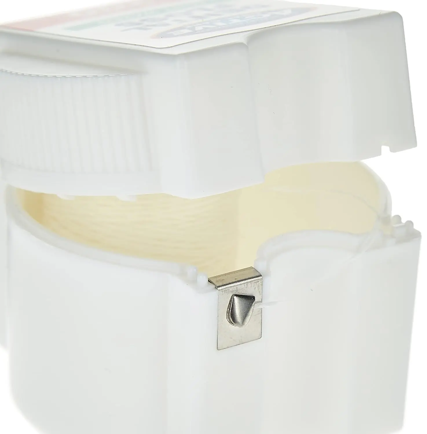 Beauty Formulas Active Mint waxed dental floss, a 200-meter spool of dental floss for a fresh and clean feeling.