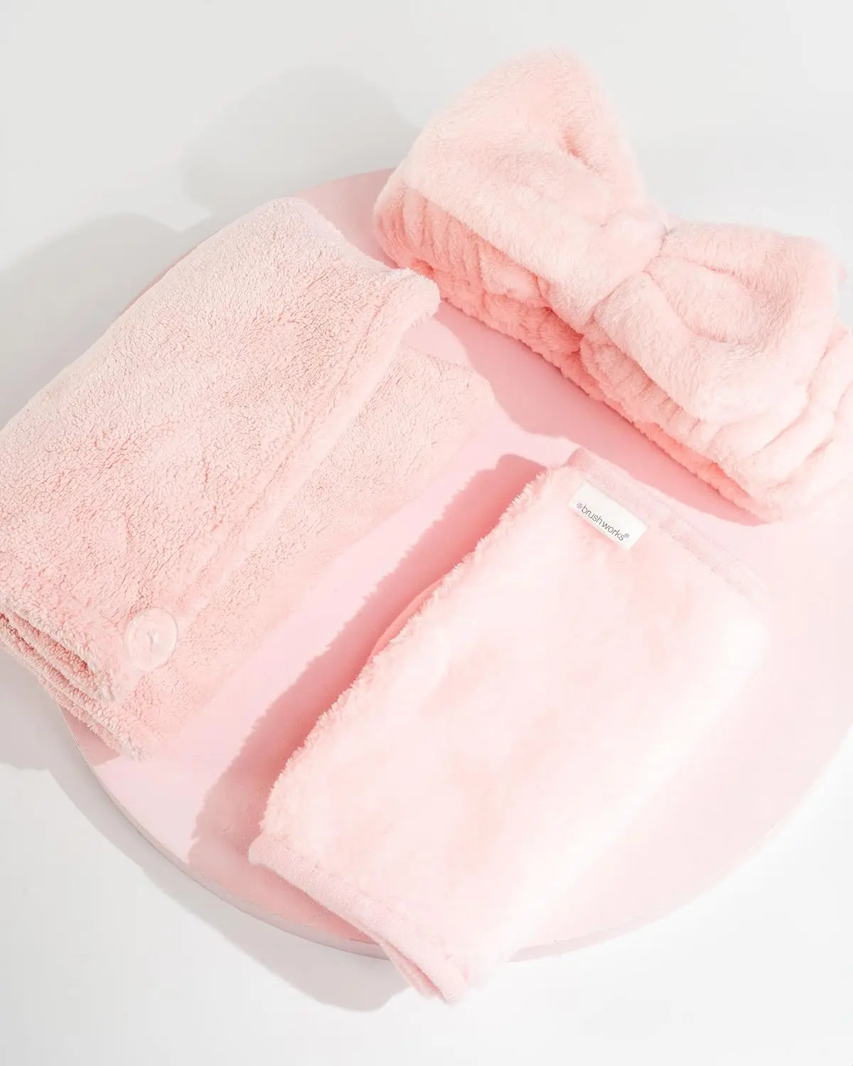 The Brushworks Refresh Set features a microfibre hair towel, a makeup remover cloth and a soft headband, for a complete and cruelty-free beauty routine.