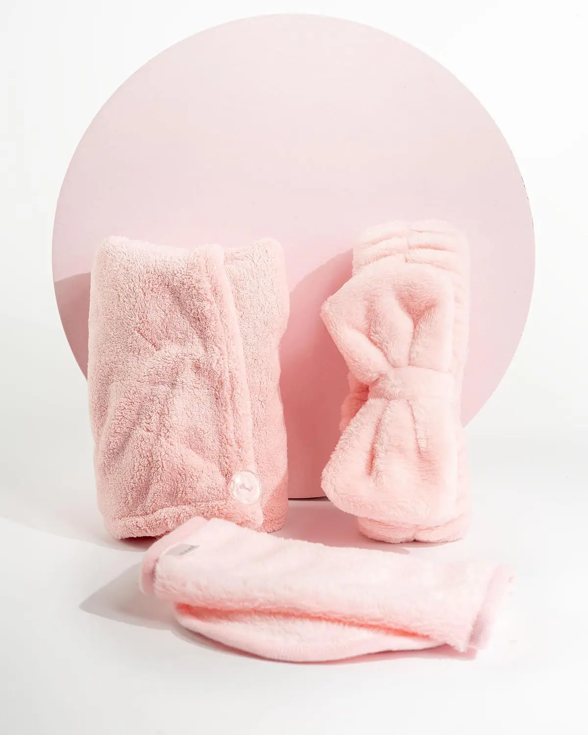 The Brushworks Refresh Set features a microfibre hair towel, a makeup remover cloth and a soft headband, for a complete and cruelty-free beauty routine.