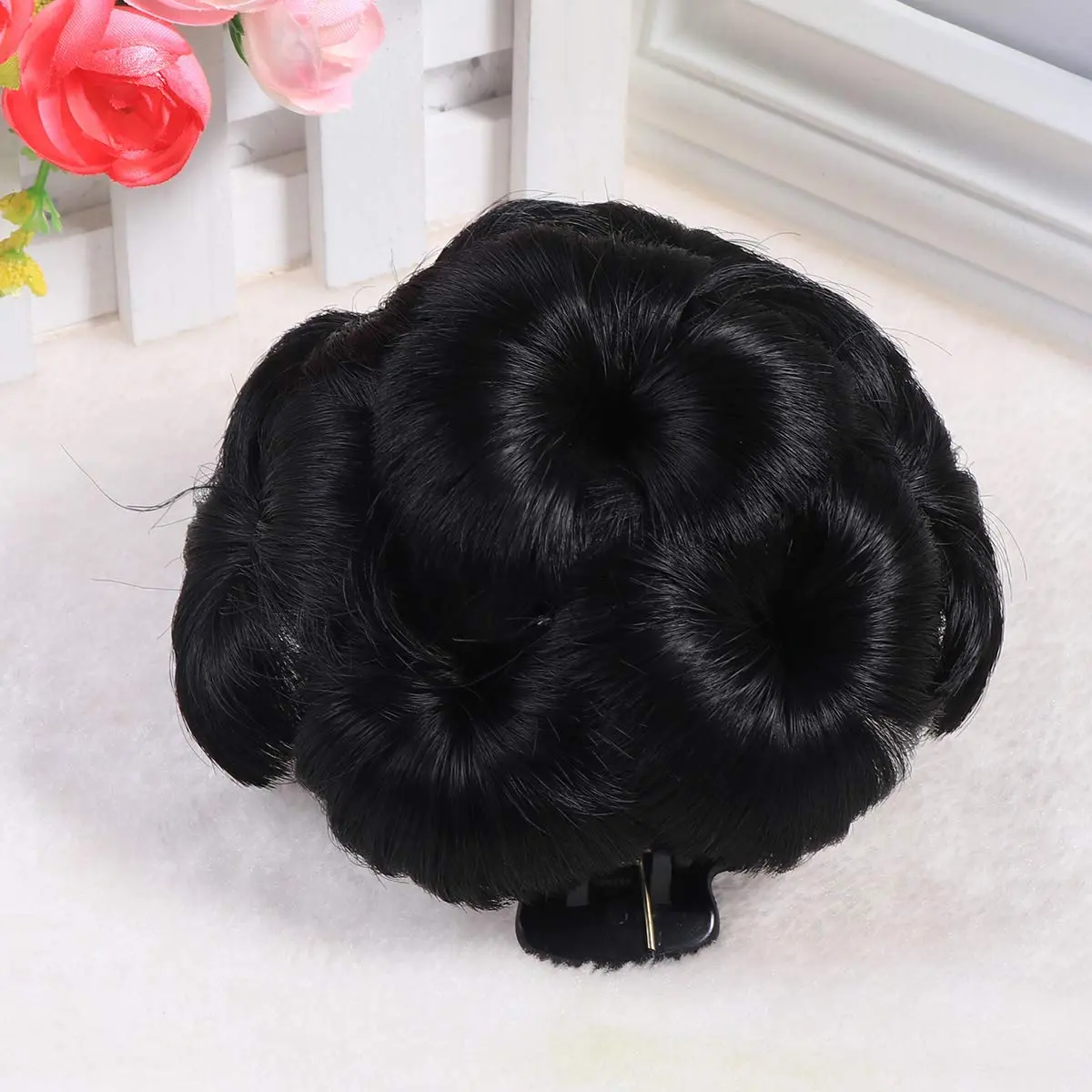 This natural black claw hair bun extension is perfect for adding instant volume and creating fashionable, trendy hairstyles for those with low volume hair.