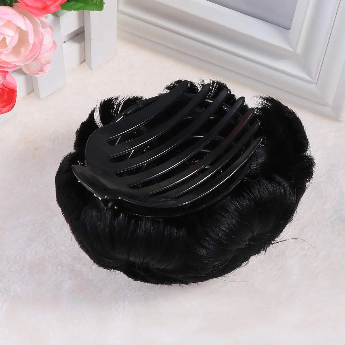 This natural black claw hair bun extension is perfect for adding instant volume and creating fashionable, trendy hairstyles for those with low volume hair.