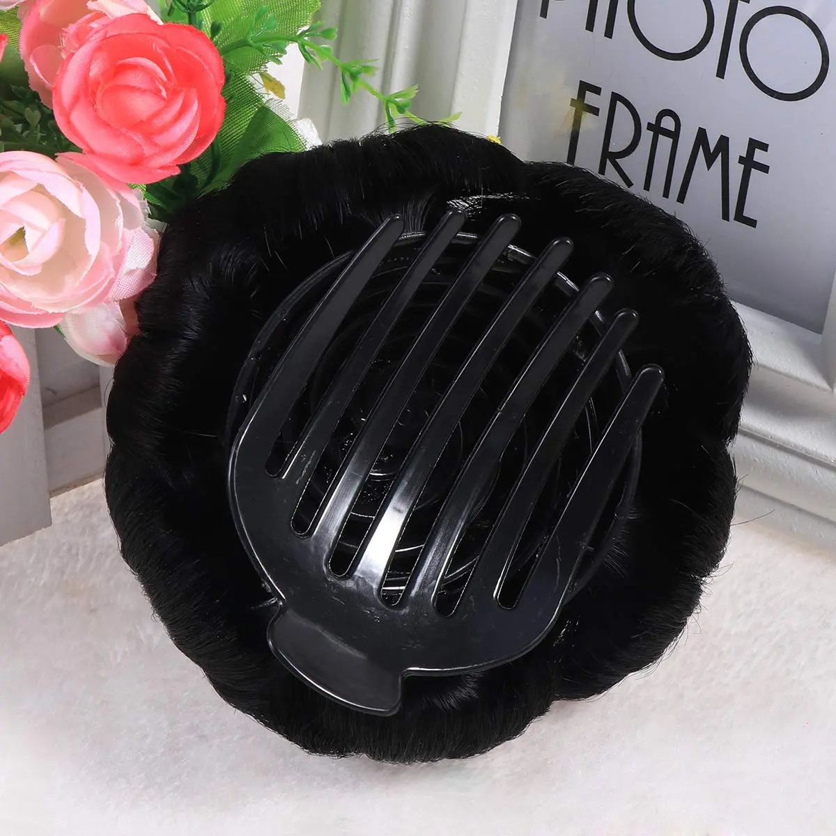 This natural black claw hair bun extension is perfect for adding instant volume and creating fashionable, trendy hairstyles for those with low volume hair.