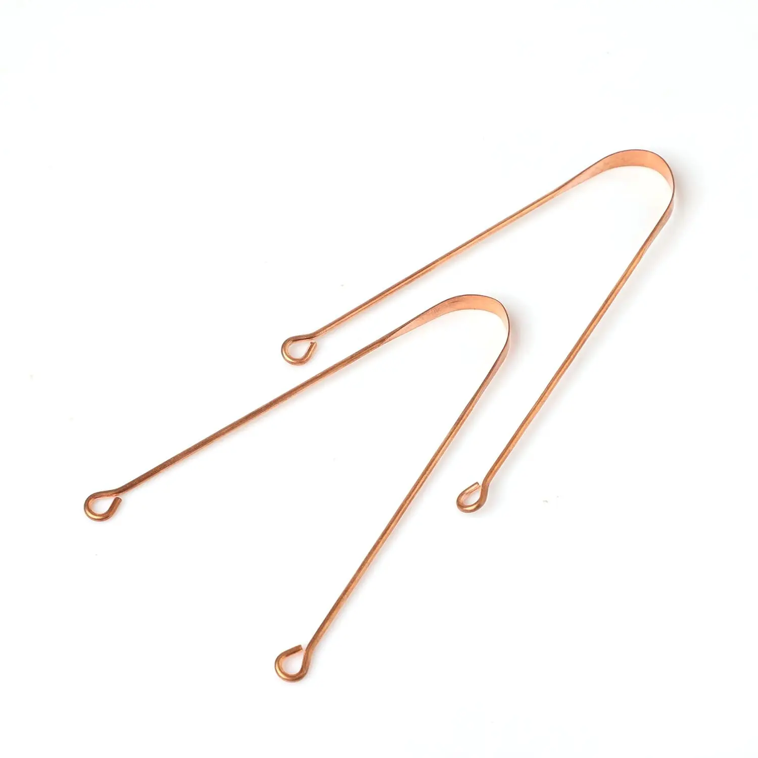 This copper tongue cleaner with comfortable handles helps remove bacteria and reduce bad breath for improved oral hygiene.