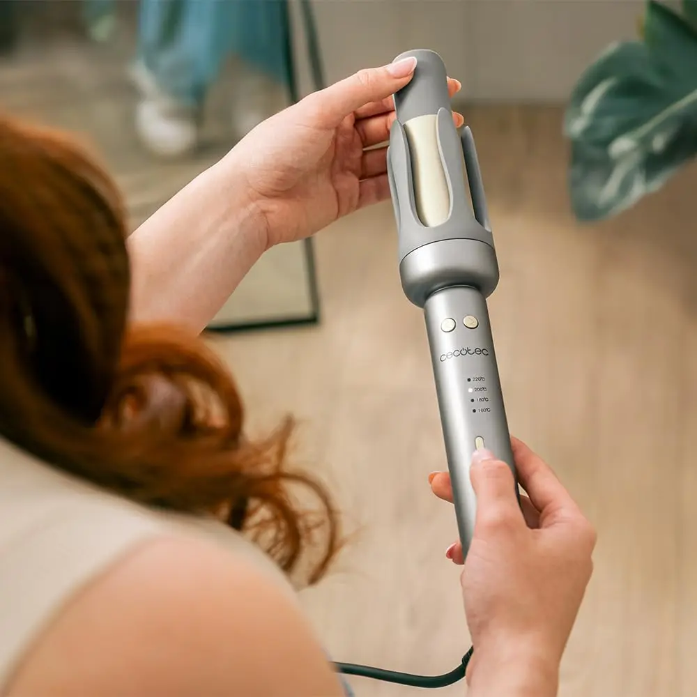 The automatic curling iron with ceramic tourmaline coating and adjustable temperature creates soft, shiny waves and curls while protecting your hair.