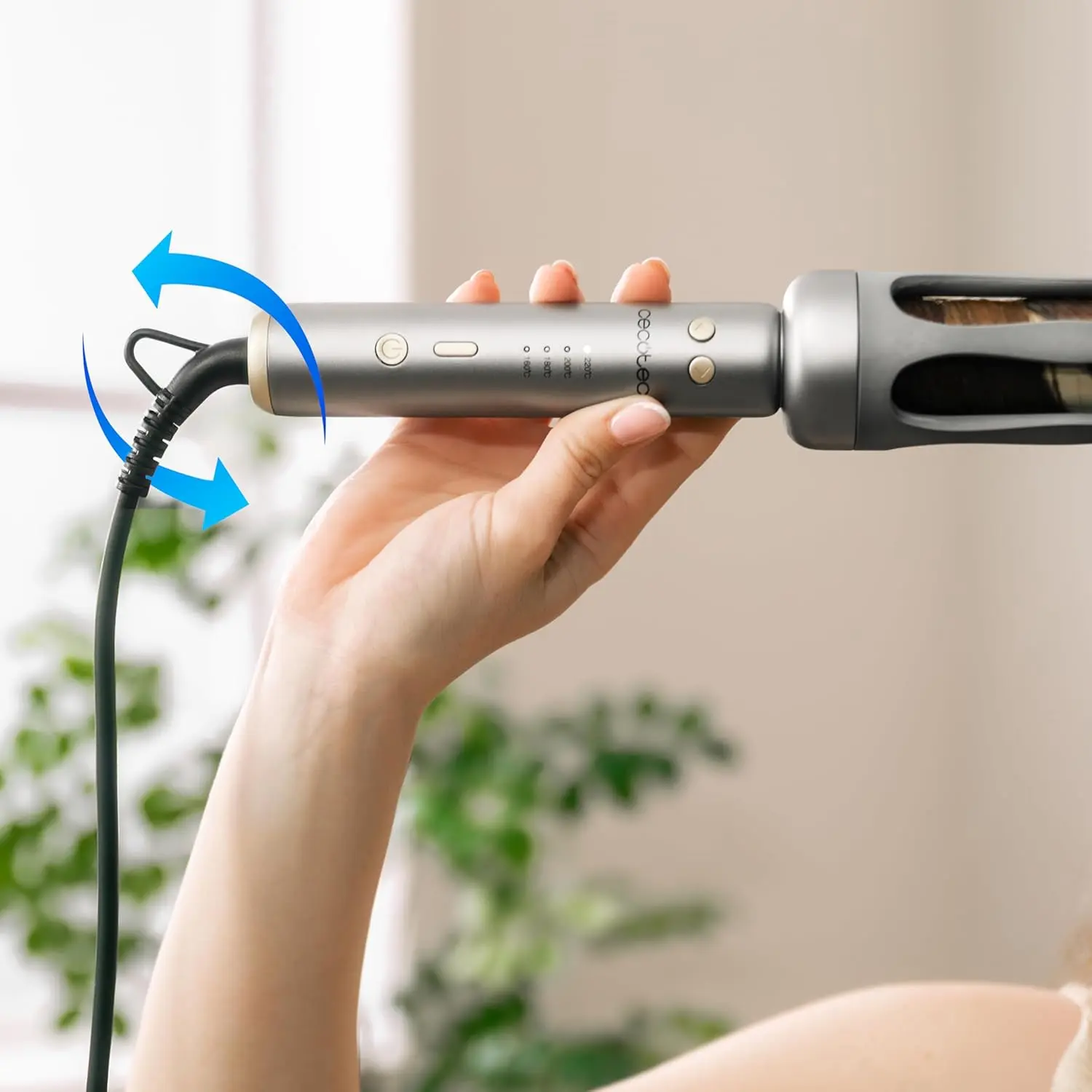 The automatic curling iron with ceramic tourmaline coating and adjustable temperature creates soft, shiny waves and curls while protecting your hair.