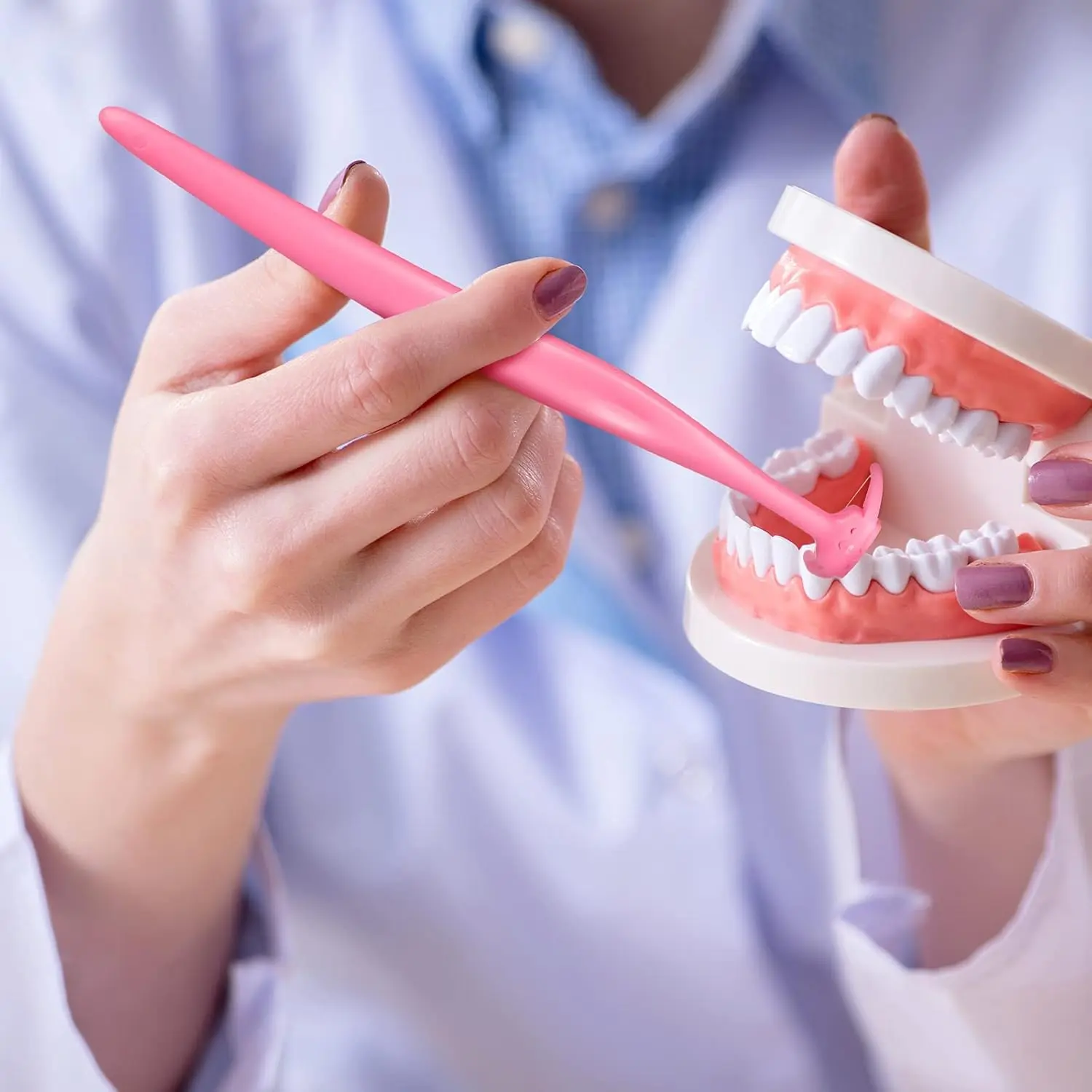 This dental floss set includes four colorful, reusable handles and 400 refill heads for easy and effective teeth cleaning for adults and kids.