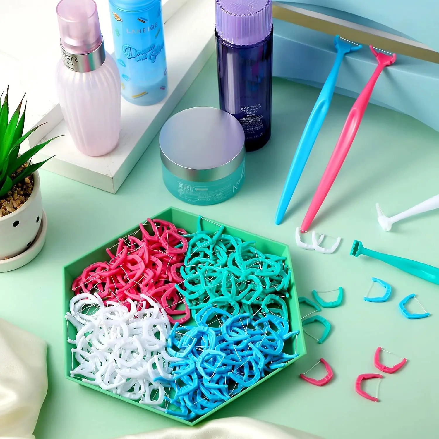 This dental floss set includes four colorful, reusable handles and 400 refill heads for easy and effective teeth cleaning for adults and kids.