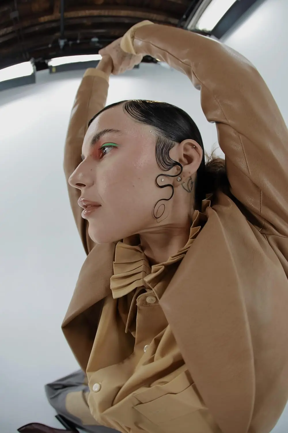 Eco Style Olive Oil styling gel provides a healthy shine and superior hold, taming frizz while attracting moisture to the scalp.