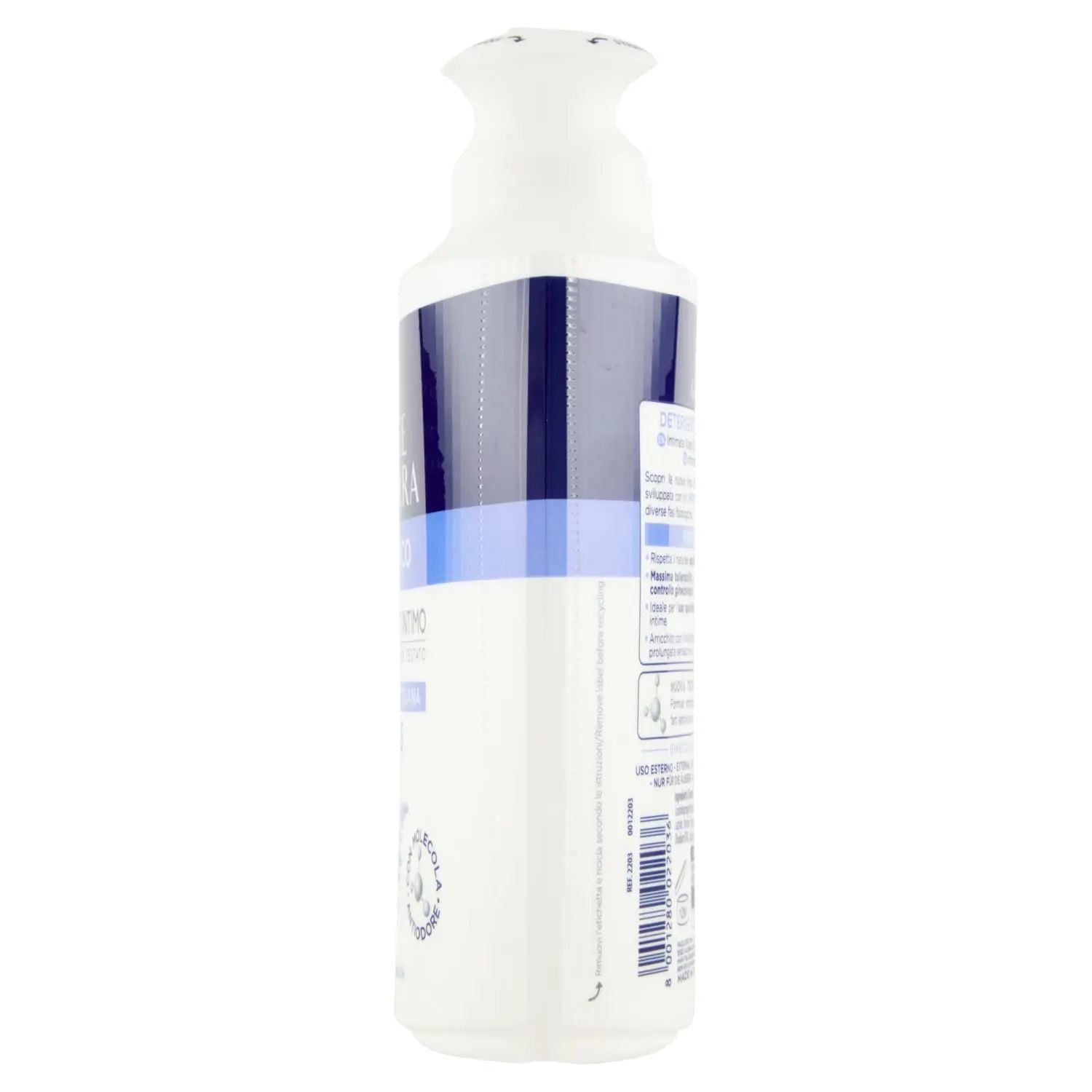 A bottle of Felce Azzurra Classico intimate cleaner for daily feminine hygiene with a pH of 4.5.