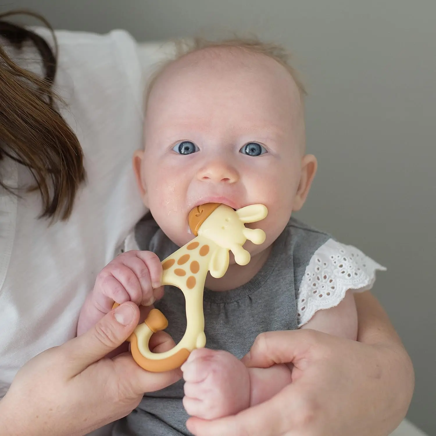 Dr. Brown's Ridgees giraffe teether provides a soothing massage to relieve baby's teething pain with its textured design and can be cooled for extra comfort.