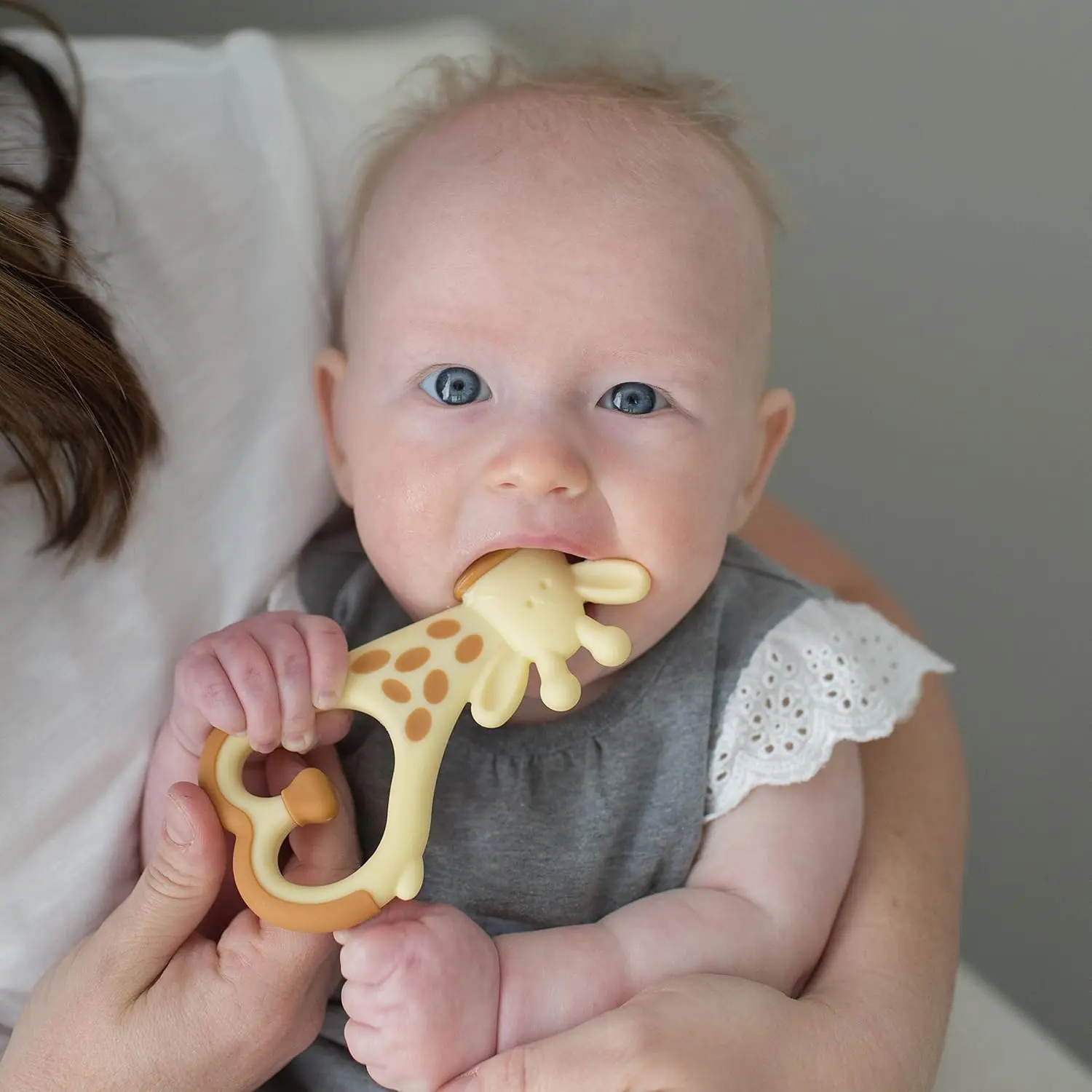 Dr. Brown's Ridgees giraffe teether provides a soothing massage to relieve baby's teething pain with its textured design and can be cooled for extra comfort.