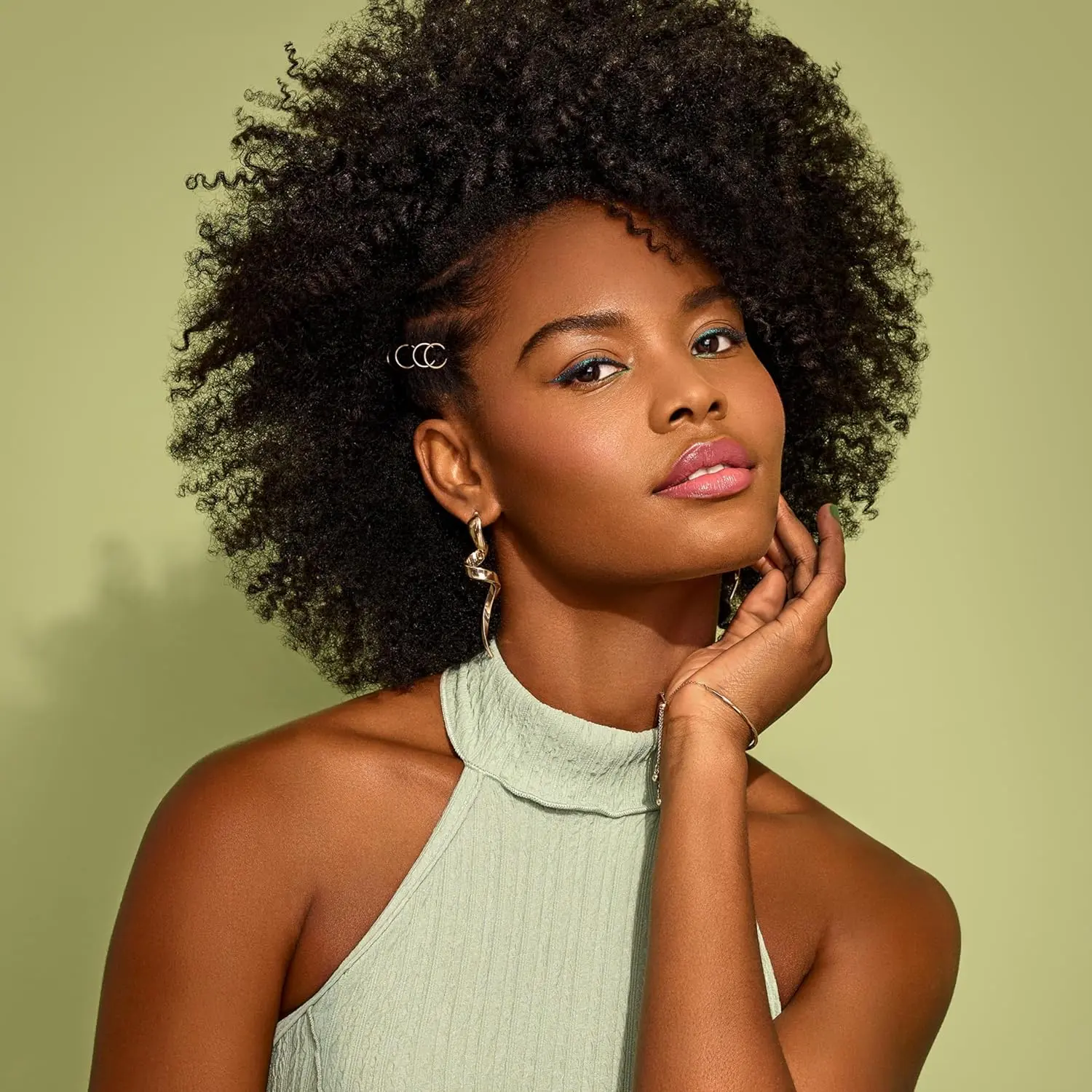 African Pride Feel It Formula hair mask infused with peppermint, rosemary, and sage oil to stimulate scalp, hydrate hair, and promote healthy growth for all hair types.