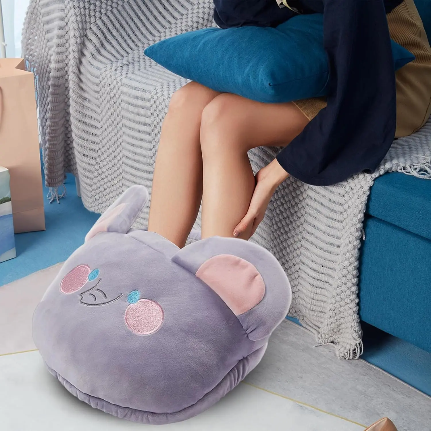 This heated foot warmer provides fast, soothing warmth for cold feet, perfect for under-desk use at home or in the office.