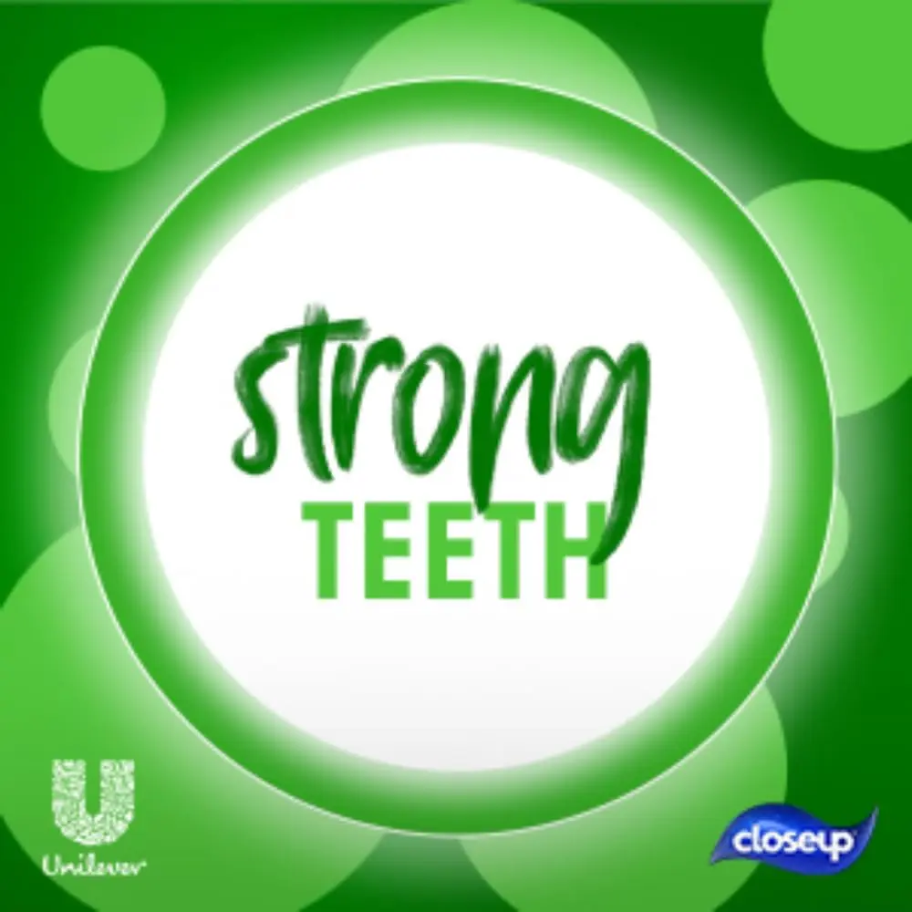 Two tubes of CLOSE UP Icy White Winterblast toothpaste for fresh breath and whiter teeth.