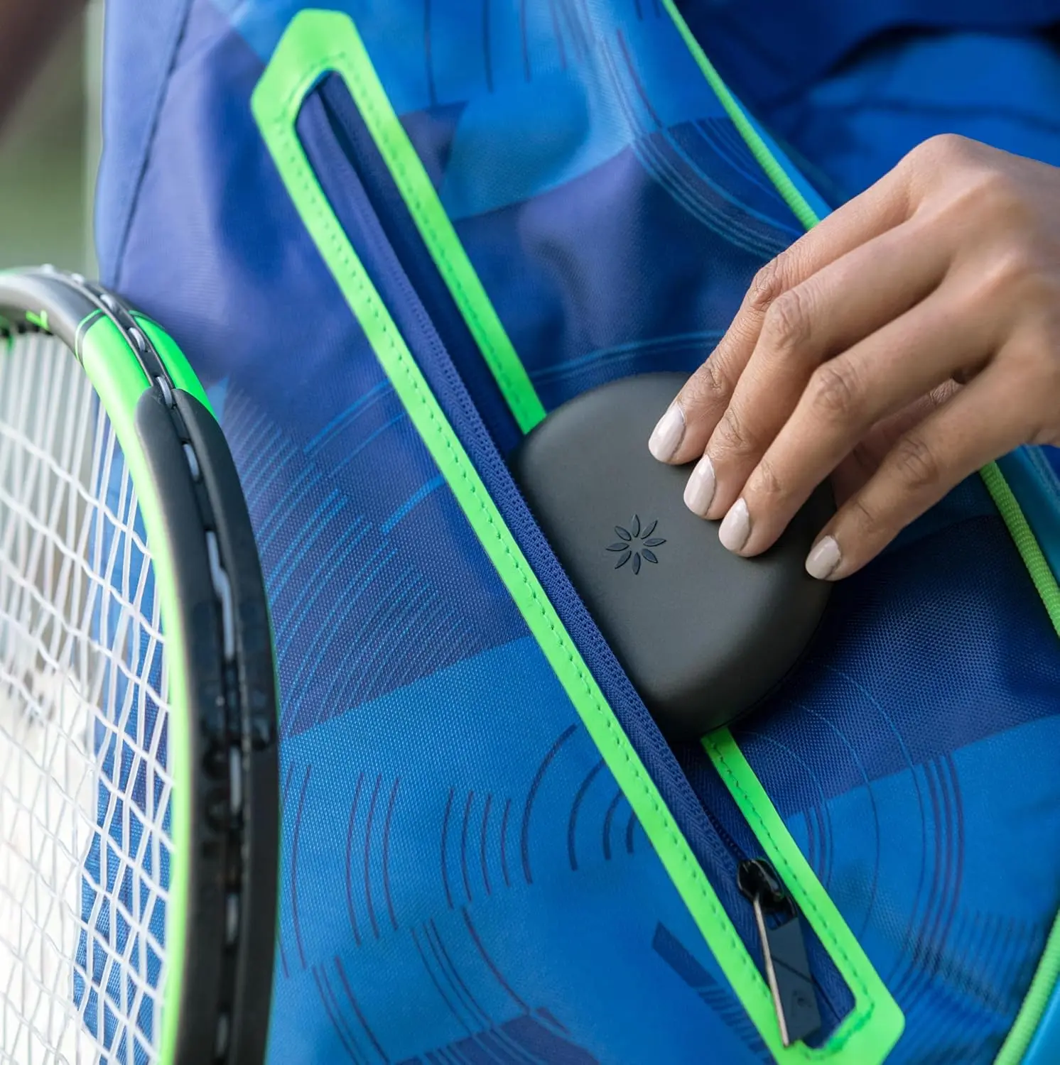 Invisalign aligner case in dandelion color, designed for safe and convenient storage of Invisalign aligners and Vivera retainers.