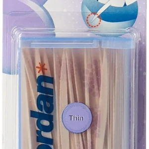 This image shows Jordan thin dental sticks made of Nordic birch, designed with wooden fibres and fluoride mint for an improved cleaning effect.