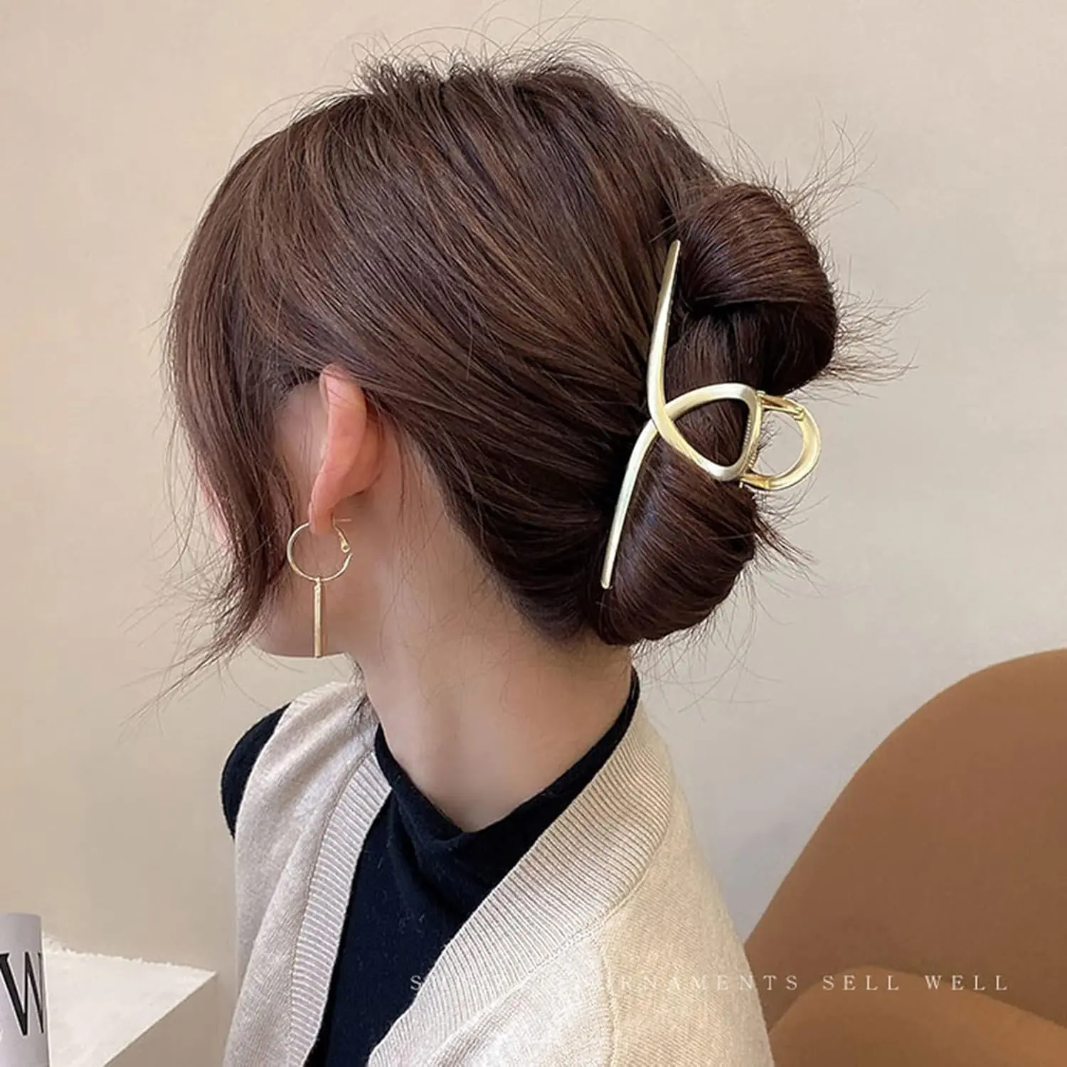 This set of three large metal claw clips provides a strong, non-slip hold for thick, long hair, making them perfect fashion accessories for women and girls.