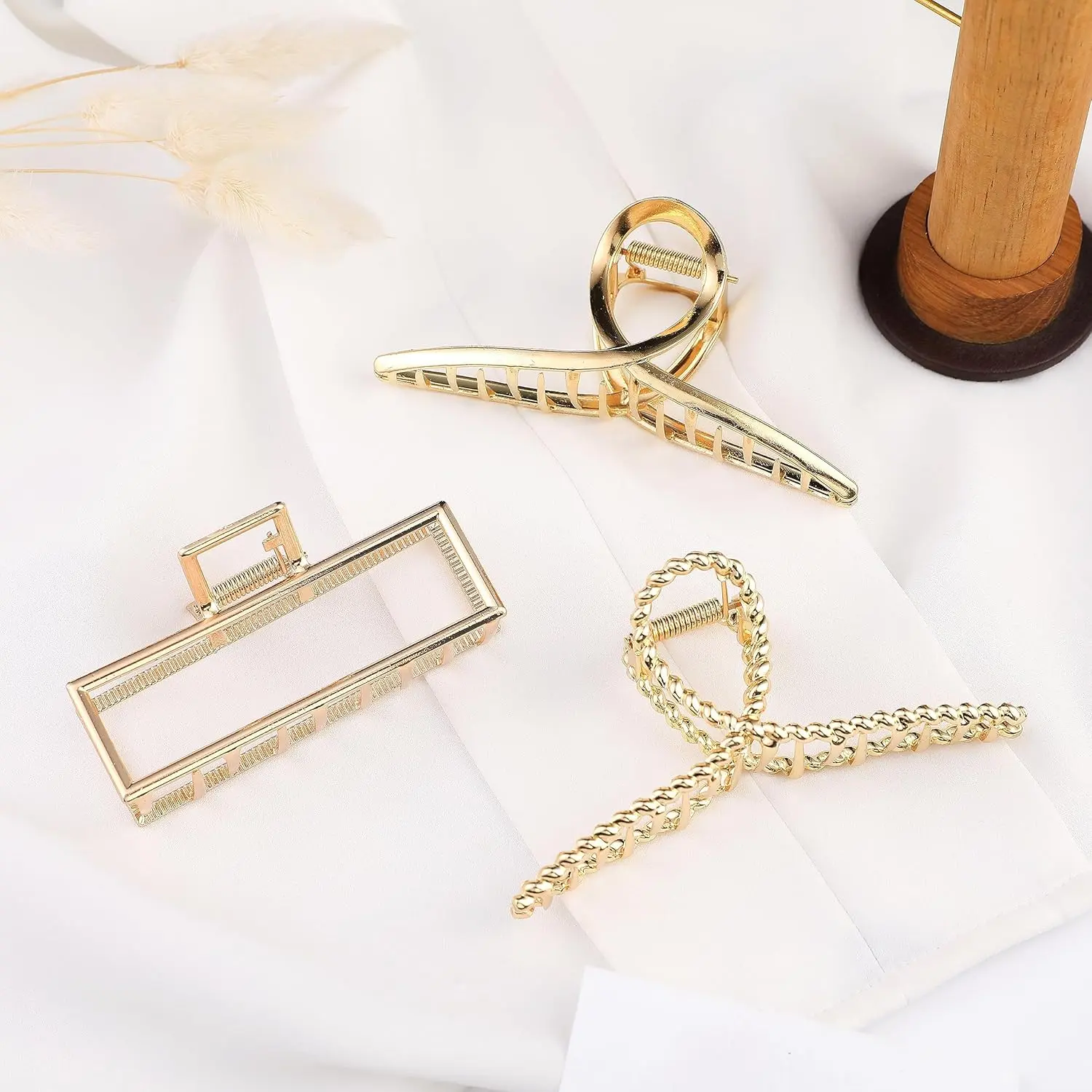 This set of three large metal claw clips provides a strong, non-slip hold for thick, long hair, making them perfect fashion accessories for women and girls.