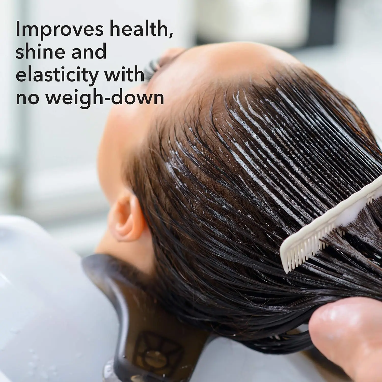 A hydrating macadamia oil deep repair hair mask reconstructs and rebuilds hair, providing deep hydration and improved shine and elasticity while eliminating frizz.