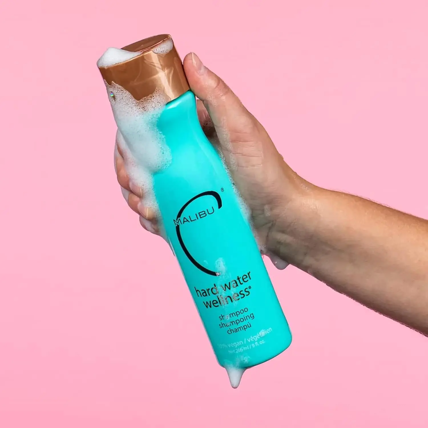 This Malibu C Hard Water Wellness Collection includes shampoo, conditioner and hard water treatments to remove mineral buildup and hydrate dry, damaged hair.