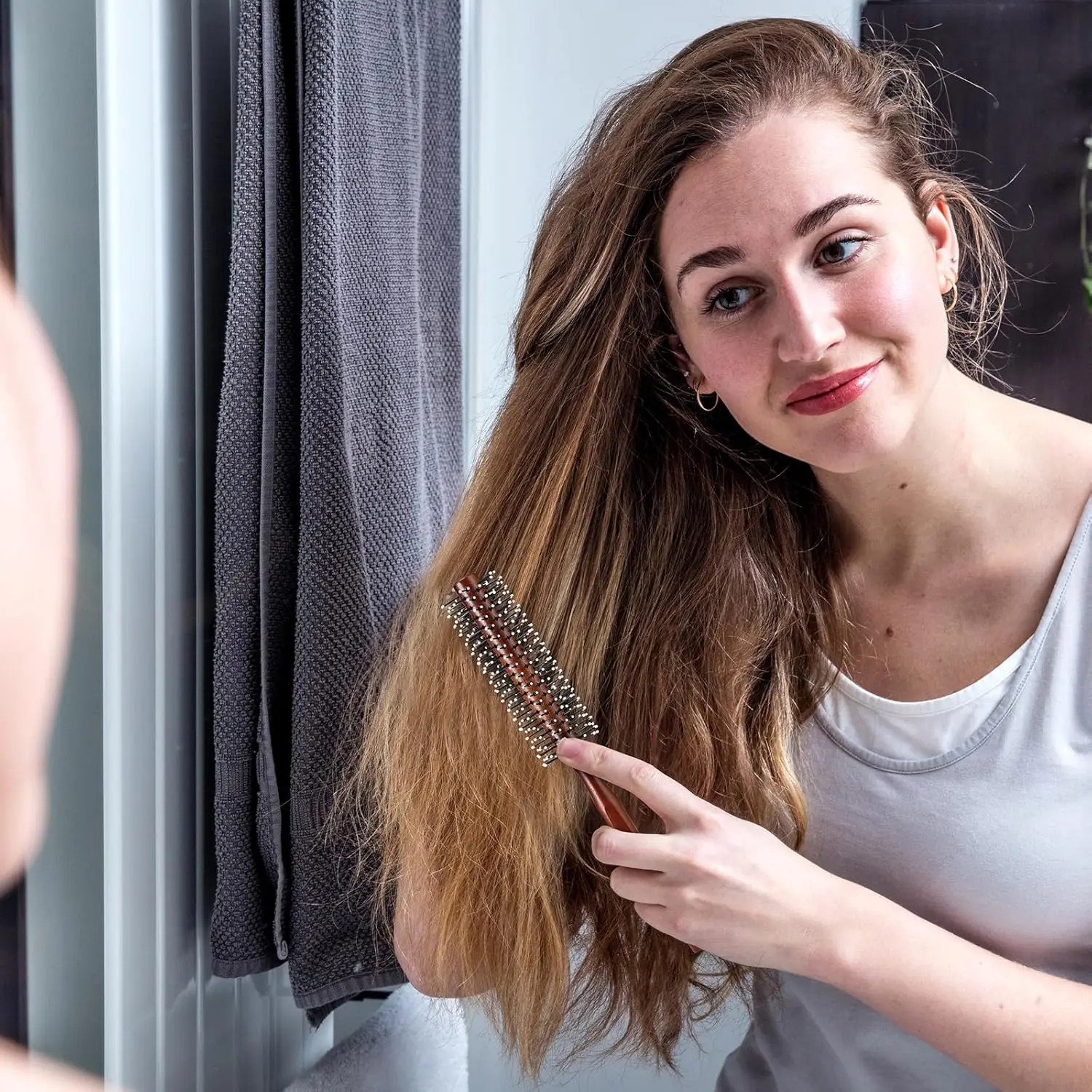 The red brown BESTOOL men's round brush is perfect for styling short to medium length beards and creating pomps with volume.