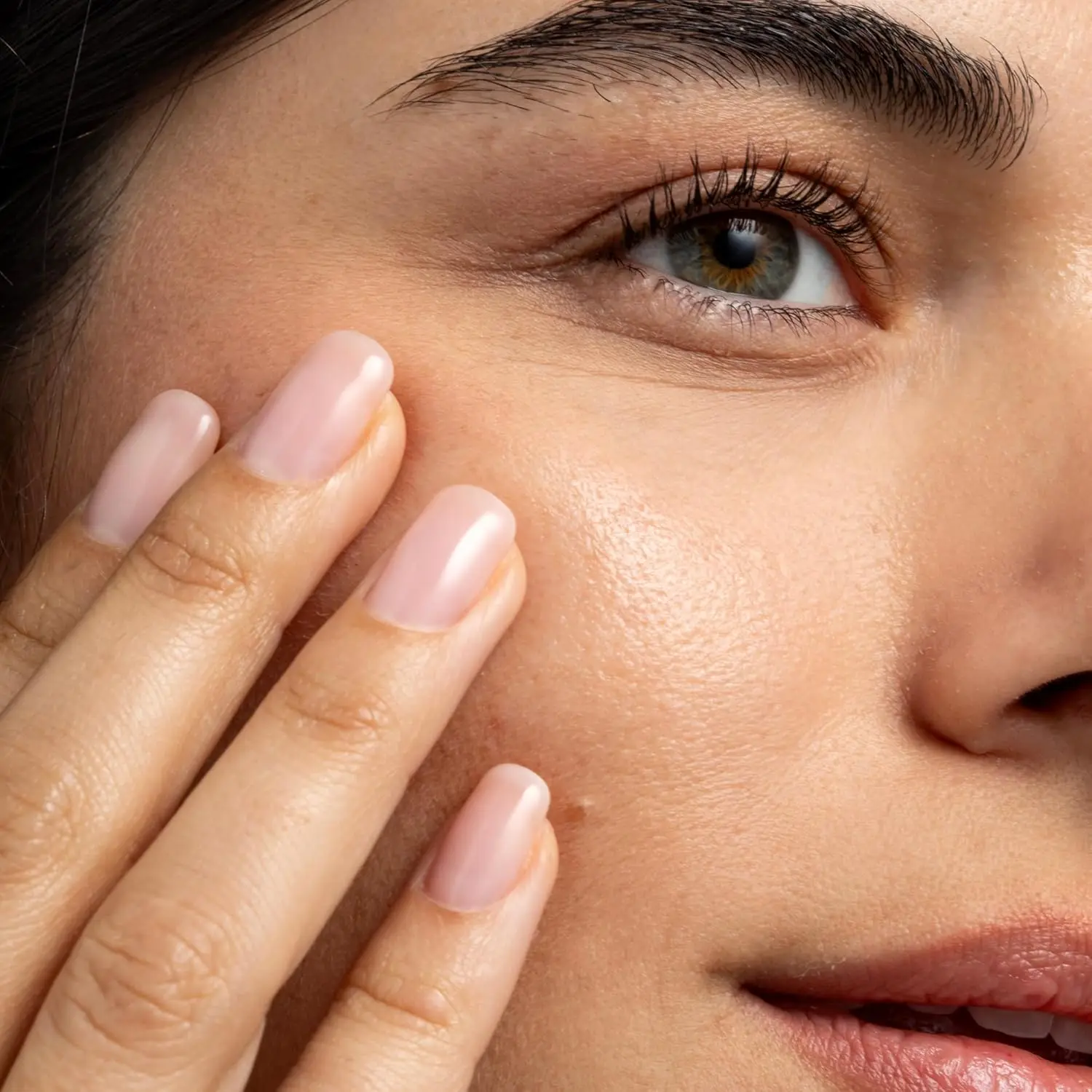 Cliganic USDA certified organic argan oil is a pure, cold-pressed carrier oil perfect for moisturizing hair, face, and skin.