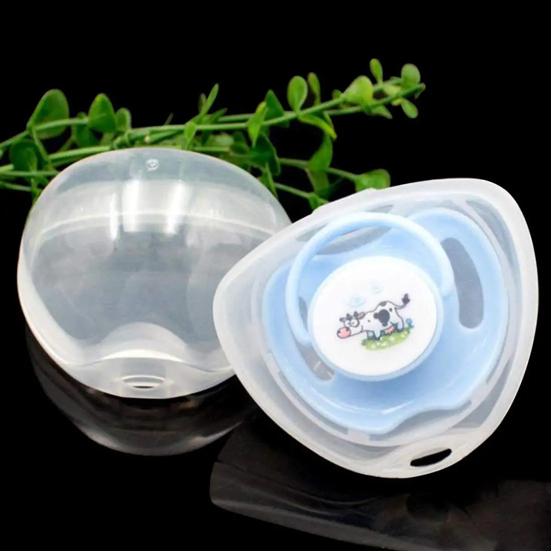 This transparent 5 pack of ELECDON pacifier cases keeps your baby's dummies clean and protected from dirt and bacteria while on the go.