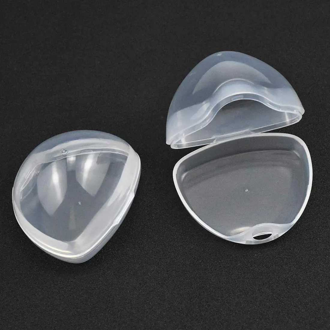 This transparent 5 pack of ELECDON pacifier cases keeps your baby's dummies clean and protected from dirt and bacteria while on the go.