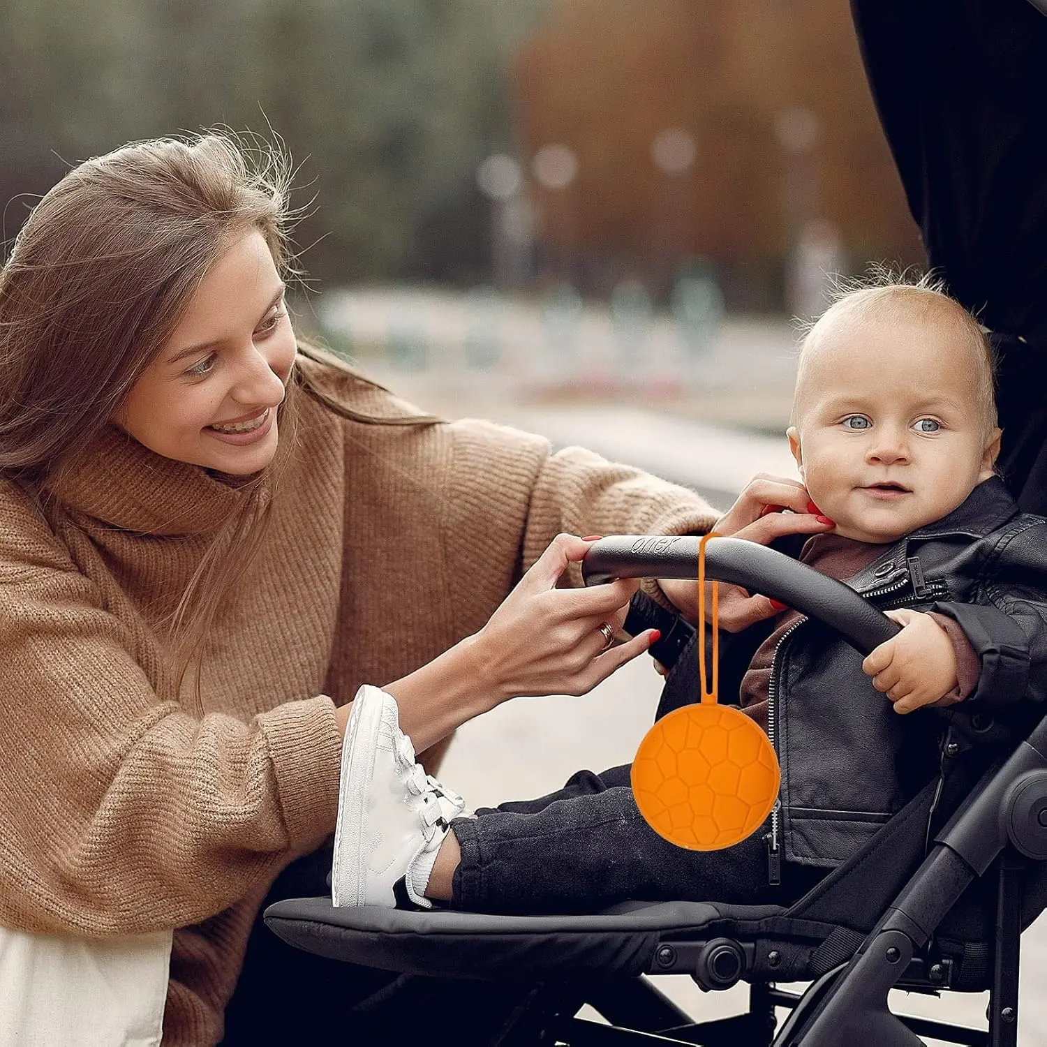 This pacifier holder case set includes two silicone pacifier holders and two transparent pacifier storage boxes to keep pacifiers clean and sanitary on the go.