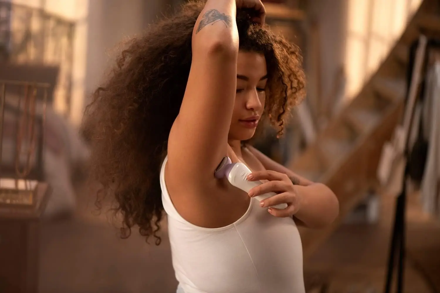 Philips Lady Shaver 6000 provides a close, comfortable shave with its floating foil, rounded trimmer tips, ergonomic design, and wet & dry functionality.