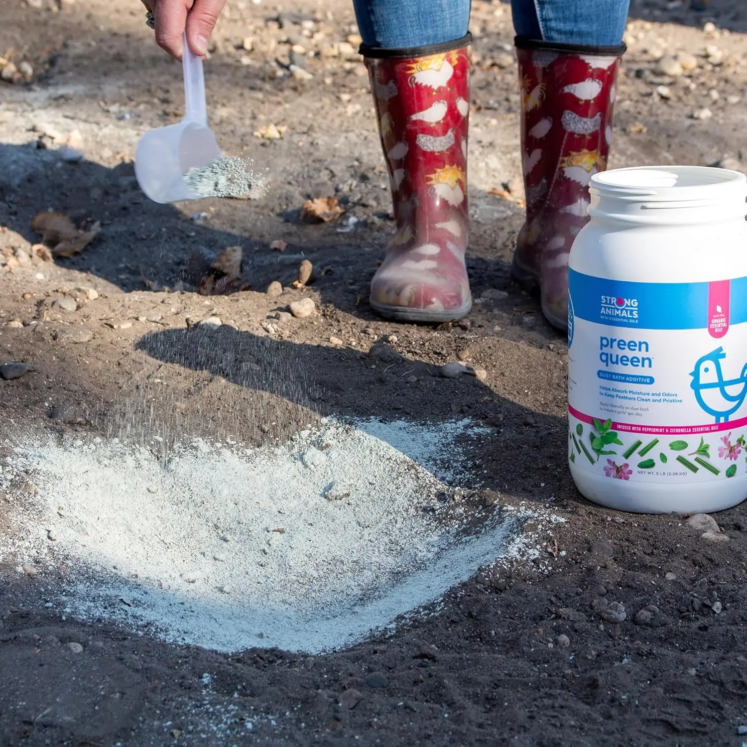 Preen Queen chicken dust bath additive with peppermint and citronella essential oils helps absorb moisture and odors for all types of poultry.