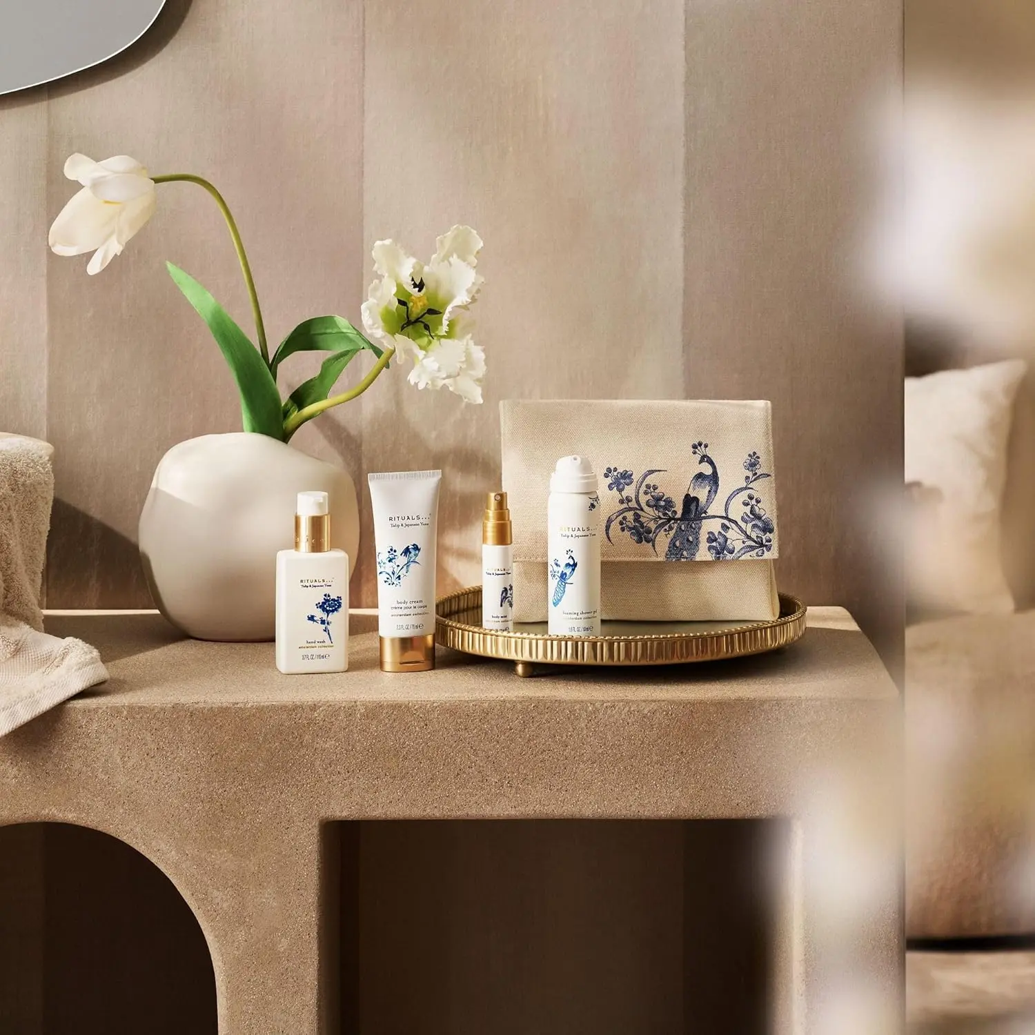 RITUALS Amsterdam Collection gift set pouch containing four body care products scented with Japanese yuzu and Dutch tulips, perfect as a gift for women.