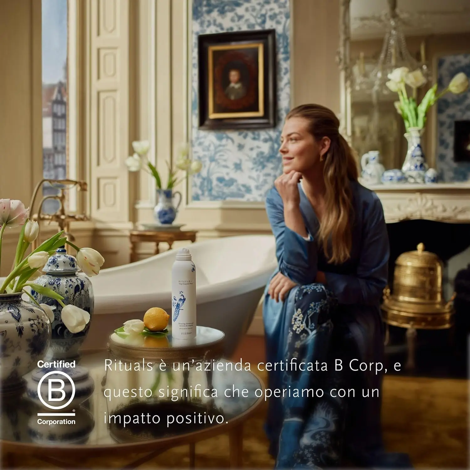 RITUALS Amsterdam Collection gift set pouch containing four body care products scented with Japanese yuzu and Dutch tulips, perfect as a gift for women.