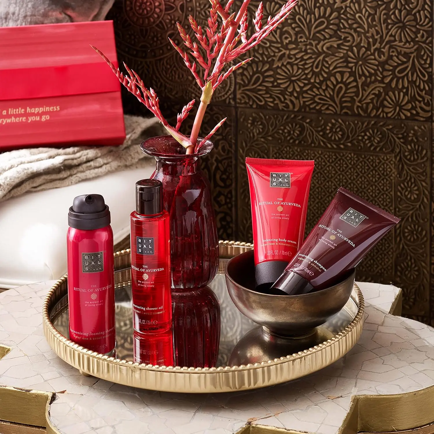 This RITUALS Ayurveda gift set for women includes shower foam, shampoo, body cream, and shower oil, enriched with soothing sweet almond oil and the sweet scent of Indian rose for balanced body, mind, and soul.