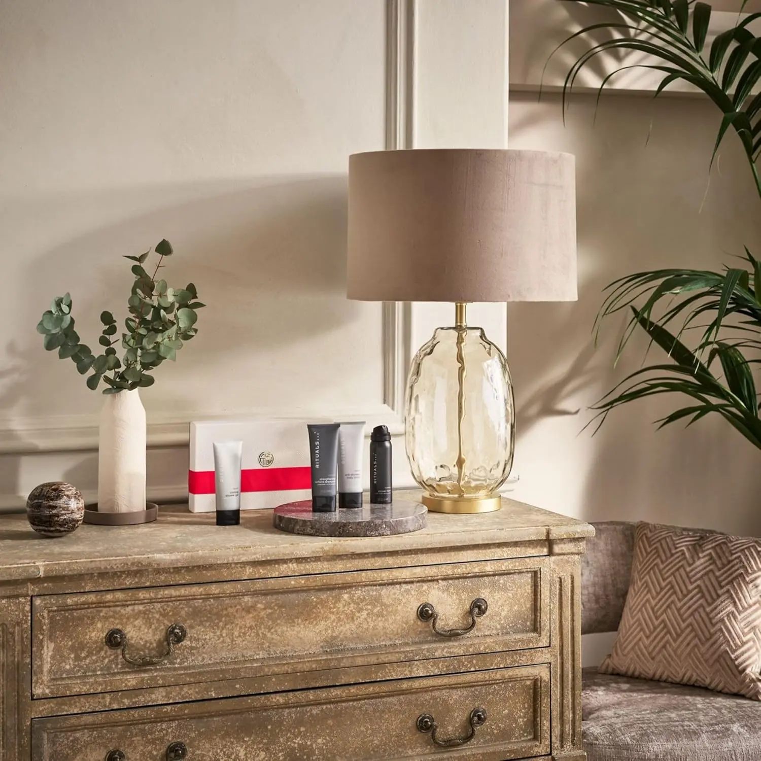 RITUALS Homme gift set featuring shower foam, shampoo, shower gel, and body cream formulated with bamboo, mint and cedar wood for invigorating men's skin care.